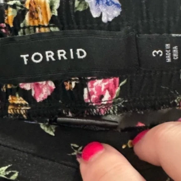 EUC Torrid Cropped Floral Challis Drawstring Joggers in Black Plus Size 3X - Picture 6 of 7